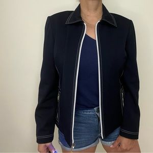 St. John Sport Jacket
Blue
Pointed Collar
Zip Pockets & Zip Closure
Like New